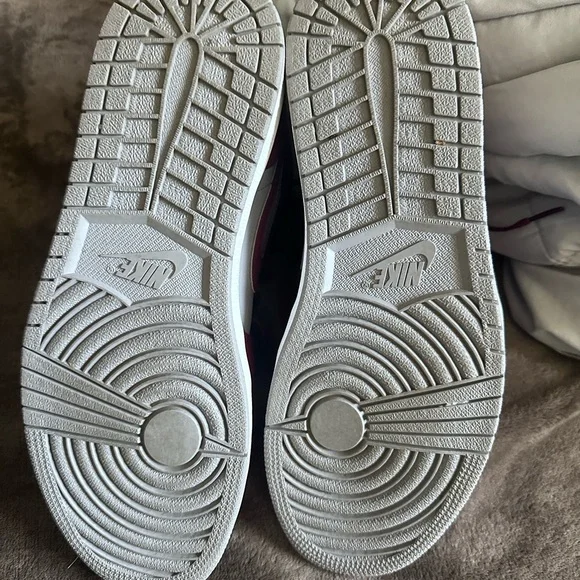 Air Jordan 1 Mids - Picture 6 of 6